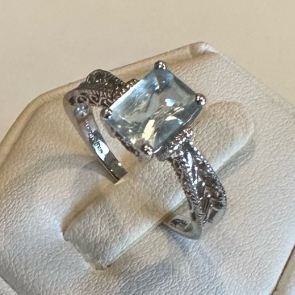 Aquamarine in 14K Gold modern filigree design Fancy cut Rectangle size 7